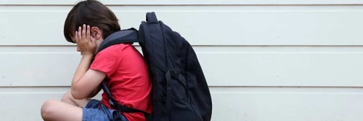 Okul fobisi nedir? Okul korkusu yaşayan çocuğa nasıl davranmalıyız?