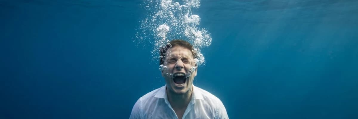 "Dışarıda Melek, Evde Barut Fıçısı": Neden En Çok Sevdiklerimizi Kırıyoruz? (Bastırılmış Öfke ve Tahammülsüzlük)