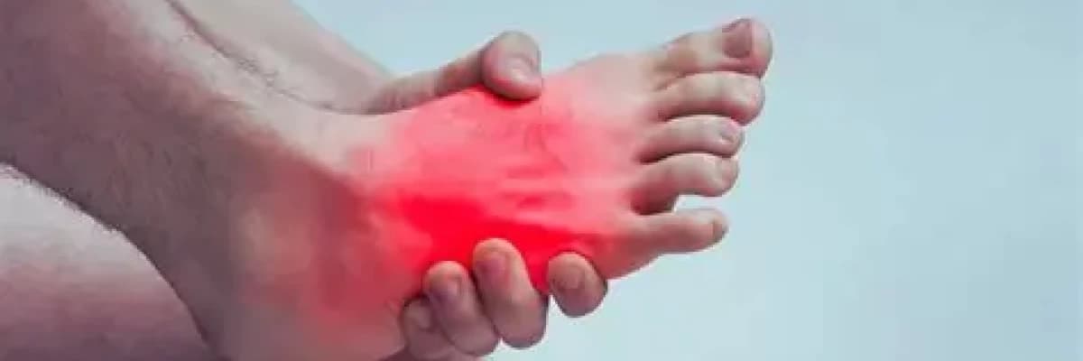 🔥 Ayaklarım Yanıyor! Ayak Yanmasının 10 Nedeni ve Ne Zaman Ciddiye Alınmalı? 🦶