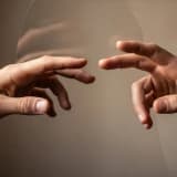 Yakınlıkla Kurulan Mesafe: Bağ Kurma Arzusu ve Kaçış