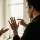 "Ama Sen De..." Tuzağı: Evliliğiniz Bir Mahkeme Salonuna Mı Dönüştü?