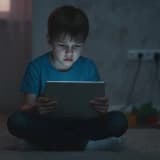 EKRAN ÇAĞINDA ÇOCUKLARIN SİNİR SİSTEMİ SÜREKLİ ALARMDA