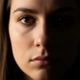 Duygularını Anlatamayan İnsanlar Daha mı Güçlü Görünür?