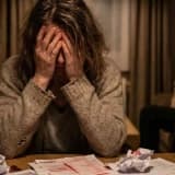 "Onu Kurtardığınızı Sanıyorsunuz Ama Batırıyorsunuz": Kumar Bağımlısında "Borç Ödeme" Tuzağı