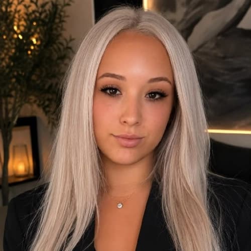 Klinik Psikolog Buket İğneci Profil Fotoğrafı