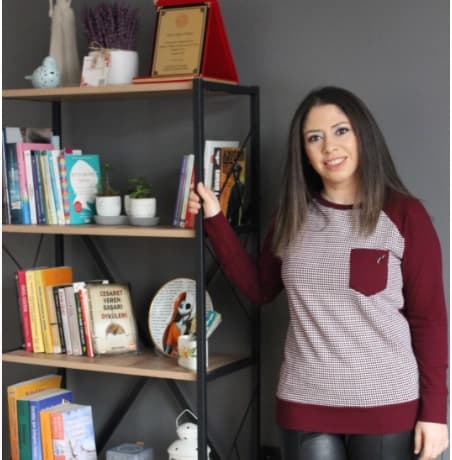 Psikoterapist Nazlı Topuz Profil Fotoğrafı