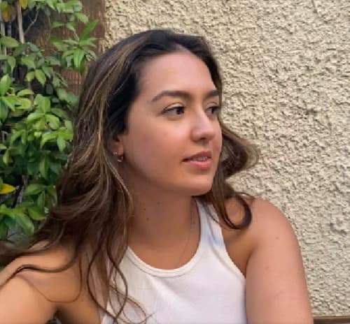 Dt. Buse Özbey Profil Fotoğrafı