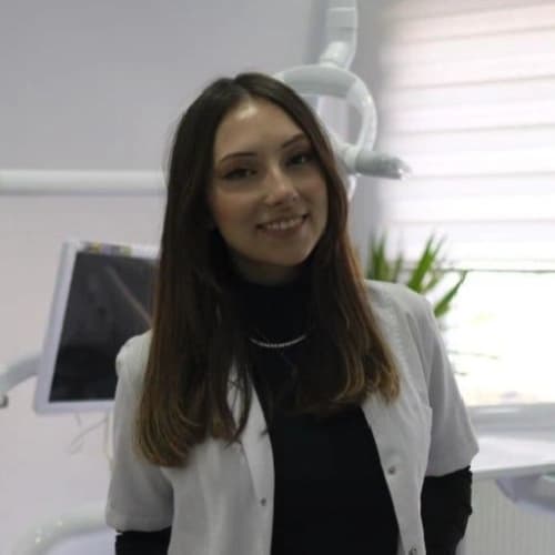 Dt. Özge Naz Özdemir Profil Fotoğrafı