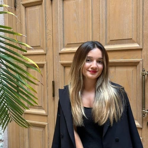 Çocuk Gelişim Uzmanı İlknur Beyaz Profil Fotoğrafı