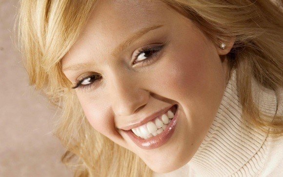 Doğal dişlerden farksız görünüm implant ile mümkün