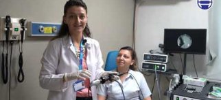 Doç. Dr. Sema Koç, endoskopik muayene hakkında bilgilendiriyor.